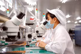 Dây chuyền sản xuất linh kiện điện tử tại Công ty TNHH Synopex Việt Nam (vốn đầu tư của Hàn Quốc), tại Khu công nghiệp Quang Minh (Hà Nội). (Ảnh: Danh Lam/TTXVN)