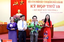 Lãnh đạo tỉnh tặng hoa chúc mừng ông Võ Phiên nhận nhiệm vụ Phó Chủ tịch UBND tỉnh Quảng Ngãi. (Nguồn: quangngai.gov.vn)