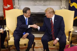 Tổng thống Mỹ Donald Trump (phải) hội đàm với người đồng cấp Hàn Quốc Moon Jae-in tại Washington DC., ngày 11/4/2019. (Ảnh: YONHAP/TTXVN)