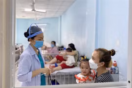 Bệnh nhi nhập viện do sốt xuất huyết tại Bệnh viện Nhi đồng 2, Thành phố Hồ Chí Minh. (Ảnh: Đinh Hằng/TTXVN)