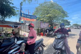 Người dân hiếu kỳ xem lực lượng chức năng khám nghiệm hiện trường. (Nguồn: tienphong.vn)