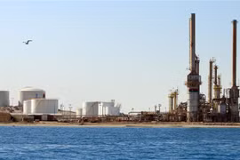 Một cơ sở lọc dầu ở thị trấn al-Buraqah của Libya. (Ảnh: AFP/ TTXVN)