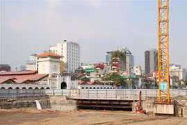 Phía trên nhà ga ngầm Bến Thành đang được đắp trả mặt bằng. (Ảnh minh họa: Tiến Lực/TTXVN)