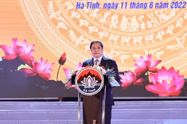 Thủ tướng Phạm Minh Chính phát biểu tại Lễ kỷ niệm 65 năm Ngày Bác Hồ về thăm Hà Tĩnh. (Ảnh: Dương Giang/TTXVN)