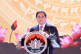 Thủ tướng Phạm Minh Chính phát biểu tại Lễ kỷ niệm 65 năm Ngày Bác Hồ về thăm Hà Tĩnh. (Ảnh: Dương Giang/TTXVN)