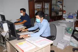 Cán bộ Văn phòng đăng ký đất đai thành phố Bạc Liêu thực hiện các biện pháp nghiệp vụ trong việc cấp giấy chứng nhận quyền sử dụng đất. (Ảnh: Tuấn Kiệt/TTXVN)