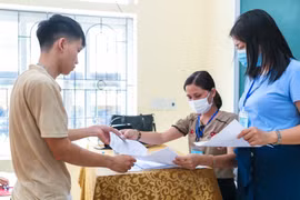 Tốt nghiệp THPT: Nhiều thí sinh Nghệ An chưa thể làm thủ tục do mưa