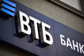 Biểu tượng ngân hàng VTB tại trụ sở ở Moskva, Nga. (Ảnh: AFP/TTXVN)