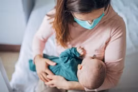 Trẻ sơ sinh hưởng miễn dịch từ mẹ bị mắc COVID-19 hoặc đã tiêm phòng