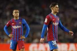Thua sốc Cadiz, Barcelona 'đầu hàng' Real trong cuộc đua ngôi vương