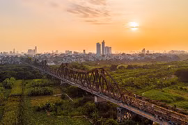 Hà Nội: Khắc phục hố lún, sụt trên mặt cầu Long Biên