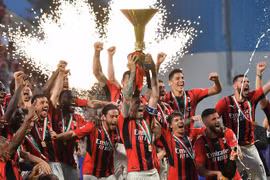 'Hạ gục nhanh' Sassuolo, AC Milan vô địch Serie A sau 11 năm chờ đợi