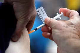 Tiêm vaccine ngừa COVID-19 cho người dân. (Ảnh: AFP/TTXVN)