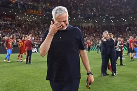 HLV Jose Mourinho rơi lệ trong ngày đi vào lịch sử cúp châu Âu