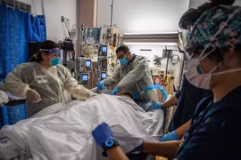 Điều trị cho bệnh nhân nhiễm COVID-19 tại bệnh viện ở Tarzana, California, Mỹ. (Ảnh: AFP/TTXVN)