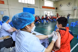 Nhân viên y tế tiêm vaccine cho trẻ từ 5 đến dưới 12 tuổi. (Ảnh: Tuấn Anh/TTXVN)
