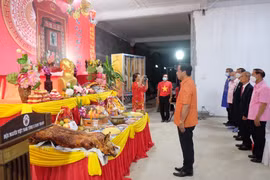 Kiều bào Udon Thani dâng hương tưởng nhớ Chủ tịch Hồ Chí Minh
