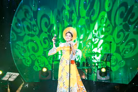 [Photo] Ca sỹ Anh Thơ mặc áo dài 1 tỷ đồng trong liveshow đầu tiên