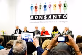 Phiên tòa luận tội tập đoàn hóa chất Monsanto tại La Hay (Hà Lan) ngày 18/4. (Nguồn: AFP/TTXVN) 