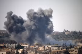 Khói bốc lên sau một đợt không kích ở Deraa ngày 23/2. (Nguồn: AFP/TTXVN) 