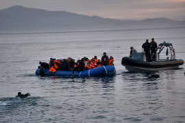 Người di cư từ Thổ Nhĩ Kỳ băng qua biển Aegea tới đảo Lesbos của Hy Lạp ngày 17/2/2016. (Nguồn: AFP/TTXVN)