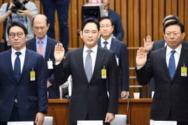 Ông Lee Jae-Yong (giữa) trong phiên điều trần của Quốc hội Hàn Quốc ở Seoul ngày 6/12/2016. (Nguồn: AFP/TTXVN) 