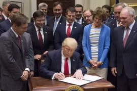 Tổng thống Mỹ Donald Trump (giữa). (Nguồn: AFP/TTXVN)