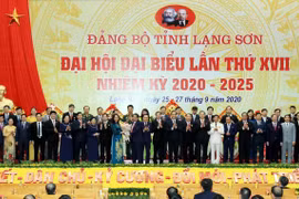 Ông Phạm Minh Chính, Ủy viên Bộ Chính trị, Bí thư Trung ương Đảng, Trưởng ban Tổ chức Trung ương tặng hoa chúc mừng Ban Chấp hành Đảng bộ tỉnh Lạng Sơn khóa XVII, nhiệm kỳ 2020-2025. (Ảnh: Thái Thuần/TTXVN)