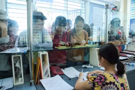 Thí sinh nộp hồ sơ xét tuyển đại học. (Ảnh: Minh Sơn/Vietnam+)