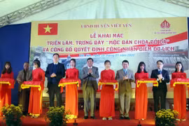 Cắt băng khai mạc triển lãm, trưng bày “Mộc bản chùa Bổ Đà.” (Ảnh: Đồng Thúy/TTXVN)