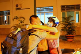 Đồng nghiệp Bệnh viện Hữu nghị Việt Tiệp vui mừng gặp lại nhau. (Ảnh: Minh Thu/TTXVN)