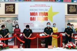 Thượng tướng Nguyễn Trọng Nghĩa, Phó Chủ nhiệm Tổng cục Chính trị Quân đội Nhân dân Việt Nam (thứ hai từ phải sang); Trung tướng Trần Hoài Trung, Chính ủy Quân khu 7 (ngoài cùng bên phải) thực hiện nghi lễ cắt băng khai mạc Triển lãm. (Ảnh: Xuân Khu/TTXVN