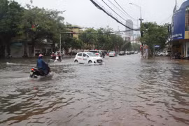 Ngã tư Phan Đình Phùng-Nguyễn Công Trứ chìm trong biển nước. (Ảnh: Hoàng Ngà/TTXVN)