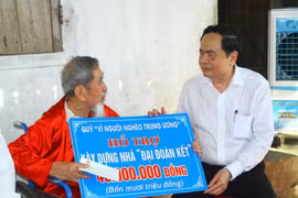 Chủ tịch Ủy ban Trung ương Mặt trận Tổ quốc Việt Nam Trần Thanh Mẫn trao biển tặng kinh phí hỗ trợ xây nhà “Đại đoàn kết” của Quỹ "Vì người nghèo Trung ương" cho gia đình ông Bùi Tiến Khoa, xã Mỹ Sơn, huyện Đô Lương, tỉnh Nghệ An. (Ảnh: Tá Chuyên/TTXVN)