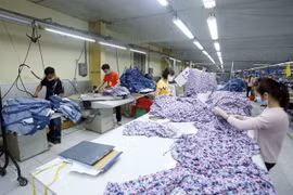 Sản xuất sản phẩm may mặc. (Ảnh: Phạm Kiên/TTXVN)