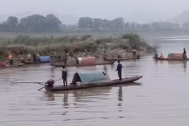 Lực lượng chức năng phối hợp với chính quyền địa phương khẩn trương tìm 2 vợ chồng anh Vinh bị mất tích. (Ảnh: TTXVN )
