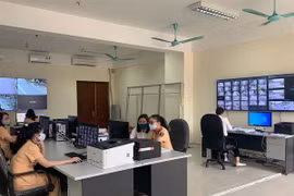 Cán bộ Phòng CSGT đường bộ, đường sắt (Công an tỉnh), theo dõi phương tiện vi phạm qua hệ thống camera giao thông. (Nguồn: quangninh.gov.vn)