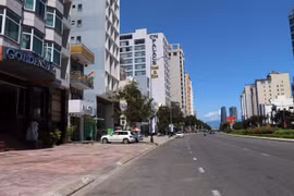 Các tuyến đường trên địa bàn Đà Nẵng thưa vắng người ra đường vì thực hiện giãn cách xã hội để phòng, chống dịch COVID-19. (Ảnh: Trần Lê Lâm/TTXVN)