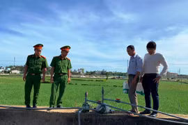 Lực lượng chức năng kiểm tra một điểm có các giếng khoan trái phép. (Ảnh: Đinh Hương/TTXVN)