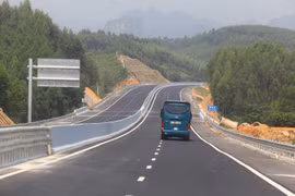 Tuyến đường cao tốc Bắc Giang-Lạng Sơn, đoạn tuyến Bắc Giang - Chi Lăng mới được hoàn thành. (Ảnh: Minh Quyết/TTXVN)