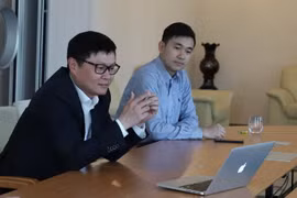 Tham tán Công sứ Đại sứ quán Việt Nam tại Đức, ông Đặng Chung Thủy (bên trái) phát biểu tại hội thảo trực tuyến. (Ảnh: Mạnh Hùng/TTXVN)