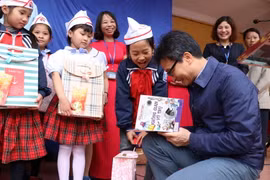 Phó Thủ tướng Vũ Đức Đam tặng sách cho học sinh Trường Tiểu học Dạ Trạch, xã Dạ Trạch, huyện Khoái Châu, tỉnh Hưng Yên. (Ảnh: Đinh Tuấn/TTXVN)