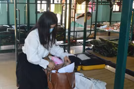 Công dân cách ly tại Trung tâm đang dọn hành trang cá nhân để về với gia đình. (Ảnh: Văn Dũng/TTXVN)