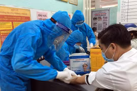 Lấy mẫu xét nghiệm nhanh SARS-CoV-2. (Ảnh: Đỗ Trưởng/TTXVN)