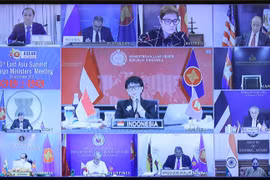 Bộ trưởng, Thứ trưởng Ngoại giao các nước, Tổng Thư ký ASEAN dự Hội nghị trực tuyến Bộ trưởng Ngoại giao Cấp cao Đông Á lần thứ 10. (Ảnh: Lâm Khánh/TTXVN)