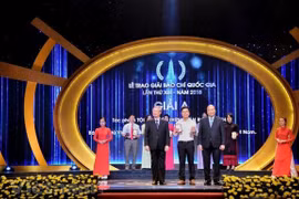 Phóng viên Võ Mạnh Hùng (Báo Điện tử VietnamPlus) nhận giải A với tác phẩm Tội ác dưới những tán rừng xanh… Cửa đóng nhưng ruột vẫn rỗng. (Ảnh: Minh Hiếu/Vietnam+)