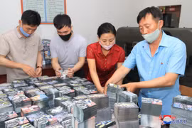 Sẵn sàng để gửi tờ rơi chống Seoul đến Hàn Quốc. (Nguồn: KCNA)