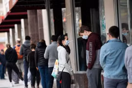 Người dân xếp hàng bên ngoài siêu thị tại Arlington, Virginia, Mỹ ngày 4/4 vừa qua trong bối cảnh dịch COVID-19 lan rộng. (Ảnh: THX/TTXVN)