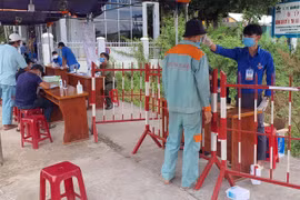 Thanh niên tình nguyện chung tay phòng, chống dịch COVID-19. (Ảnh: Trần Tĩnh/TTXVN)
