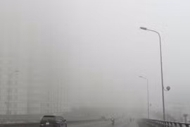 Khu vực quận Hà Đông, Hà Nội vẫn đang bị sương mù bao phủ, tầm nhìn của người tham gia giao thông bị hạn chế. (Ảnh: Thanh Tùng/TTXVN)